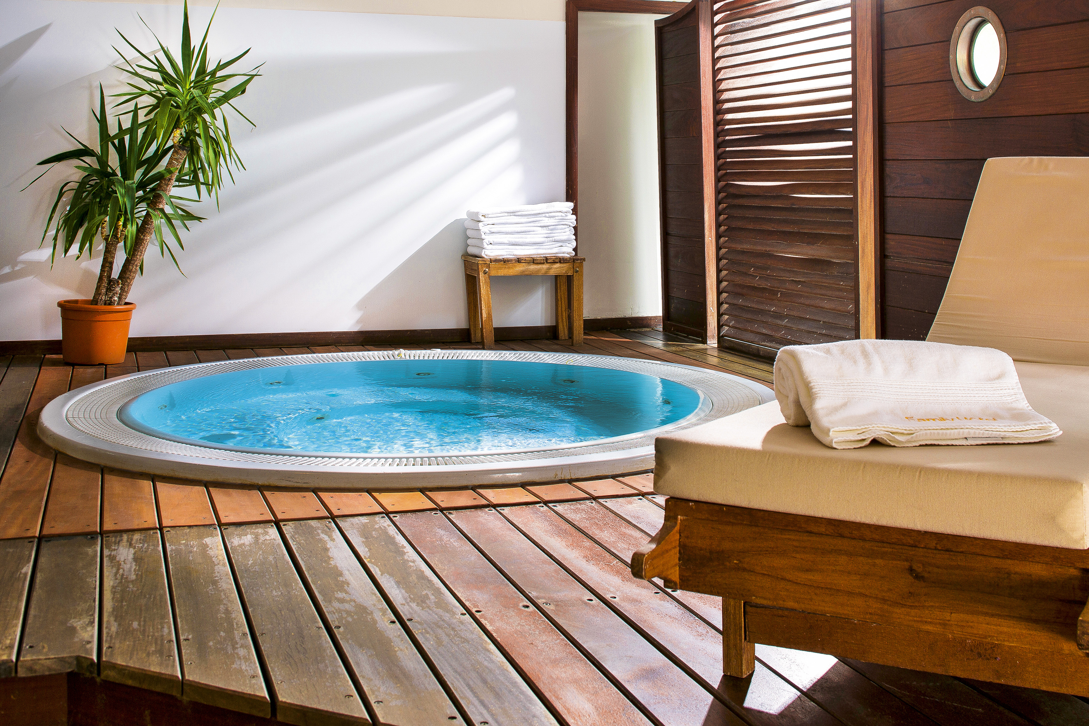 Le jacuzzi -Family-Hôtel.