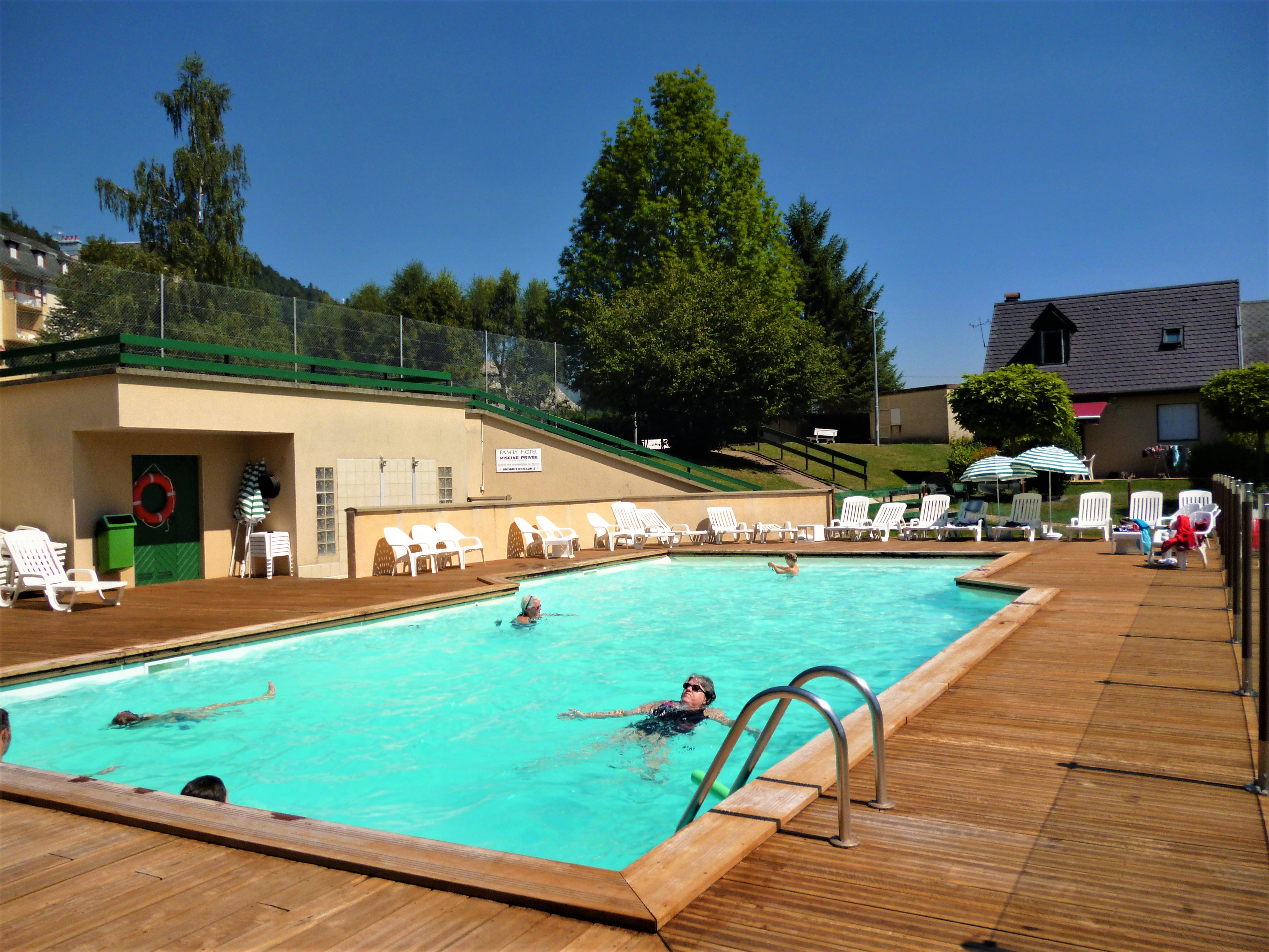 Piscine extérieure – Family-hôtel.
